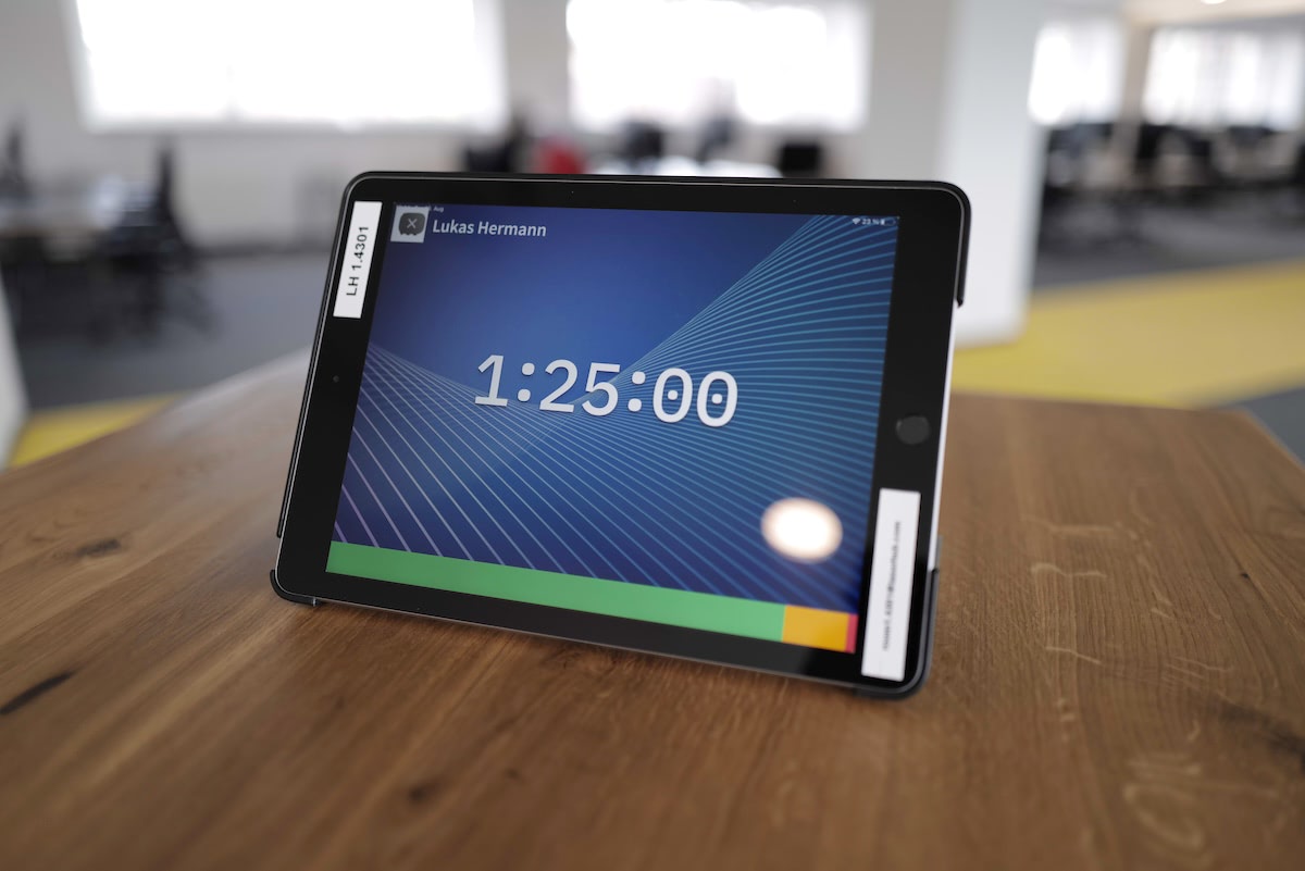 Tablet on a stand showing the Stagetimer Viewer in fullscreen