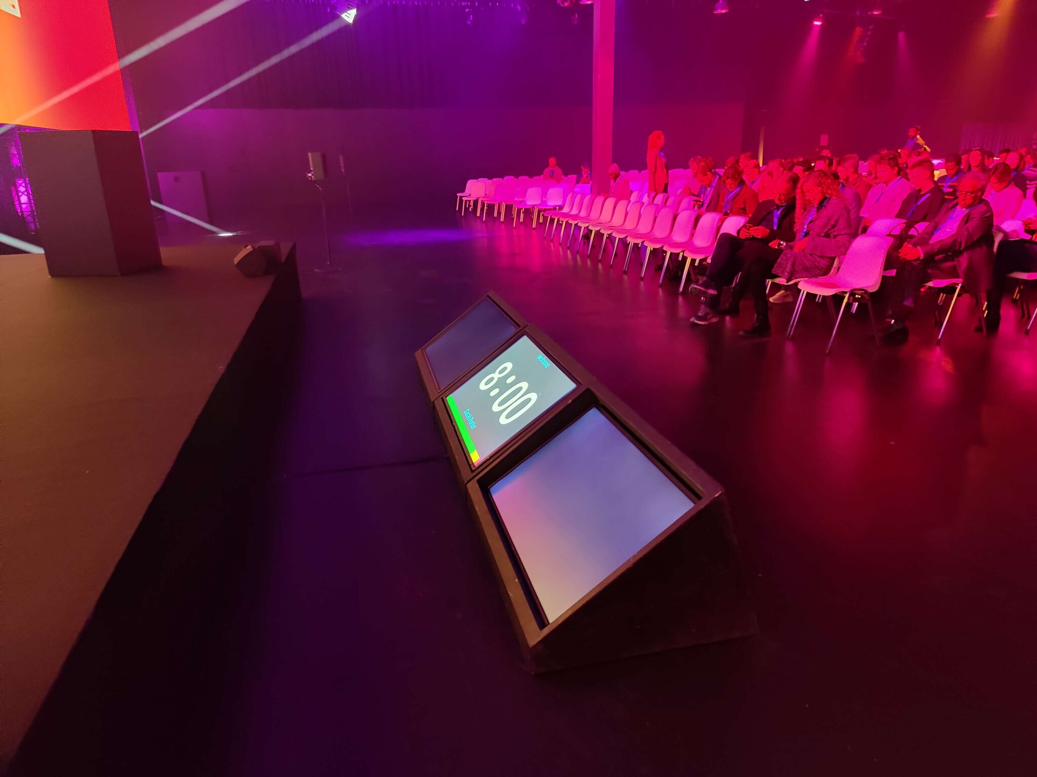 Stagetimer confidence monitor on stage at World Summit AI 2022 in Amsterdam showing 8:00 countdown