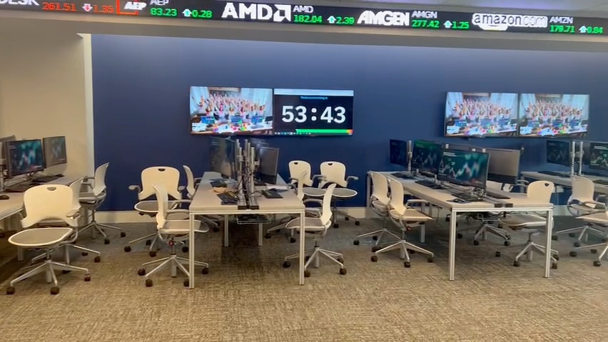 Finance lab classroom with Stagetimer showing 53:43 on wall-mounted screens